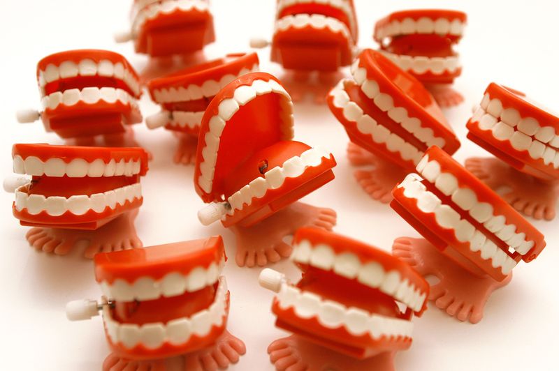 10 wind-up plastic teeth toys 