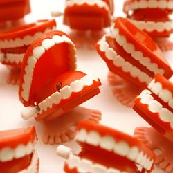 10 wind-up plastic teeth toys 