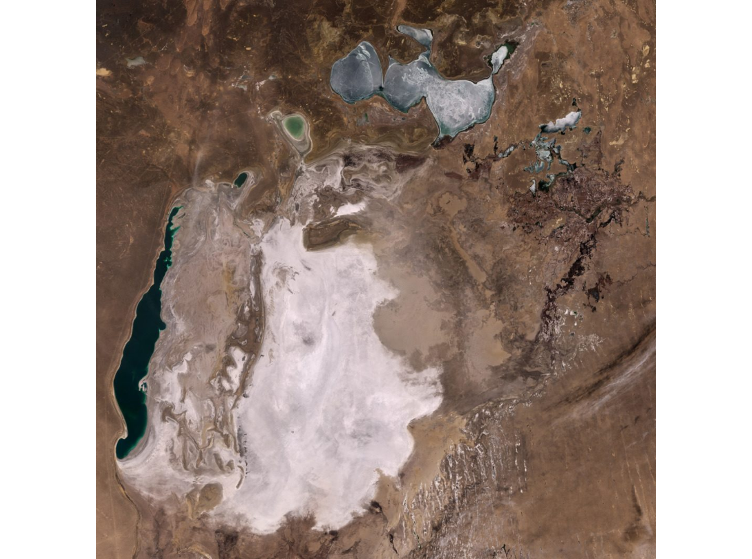 The original extent of the lke can be seen as the dry bed is covered in white salk and sediments. Just a small fraction remain now. The original extent of the lke can be seen as the dry bed is covered in white salk and sediments. Just a small fraction remain now.